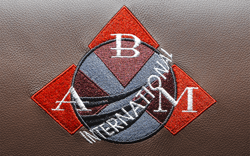 El logotipo de ABM International impreso en una silla de cuero.