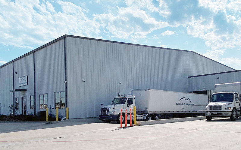 Camiones en la oficina corporativa de Summit Refrigerant, que está asociado a Bank of Texas.