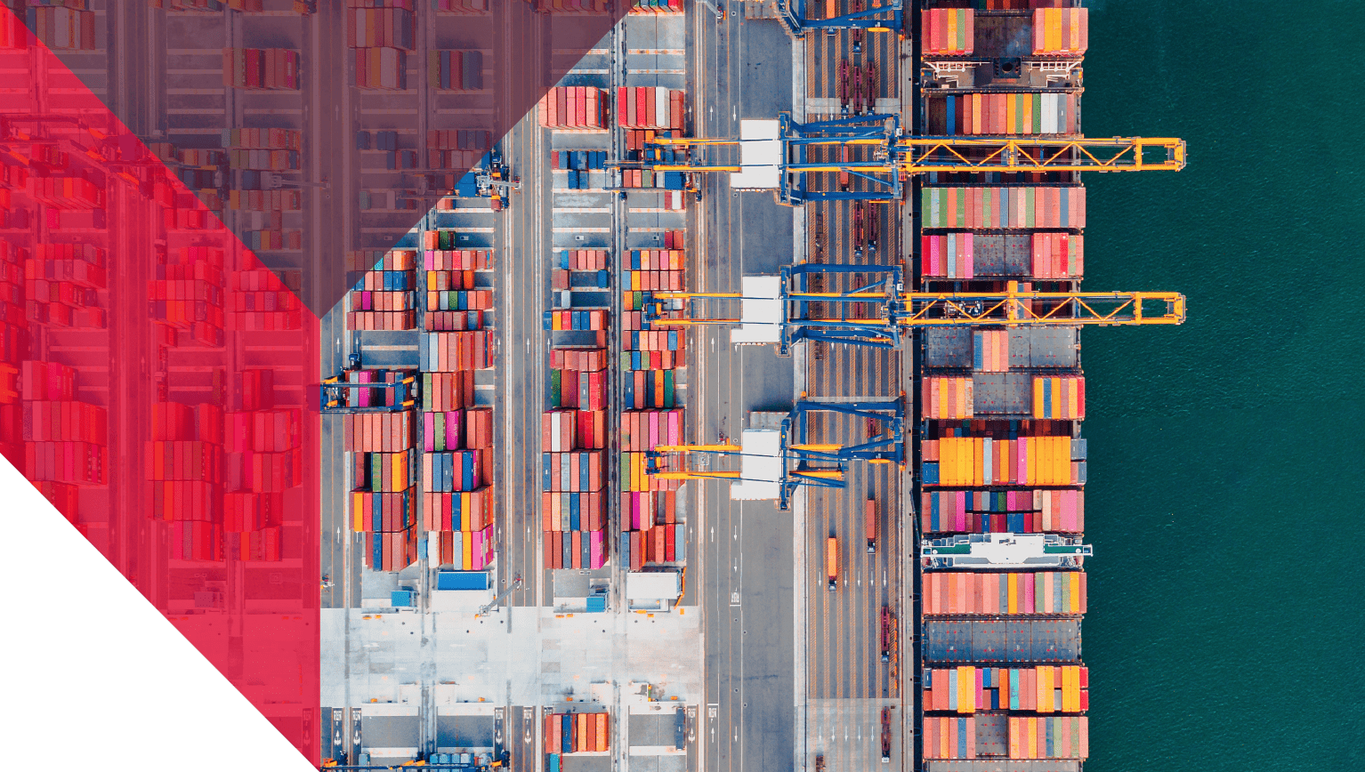 Vista aérea de cajas de almacenamiento coloridas en un transatlántico para representar las tendencias del mercado.