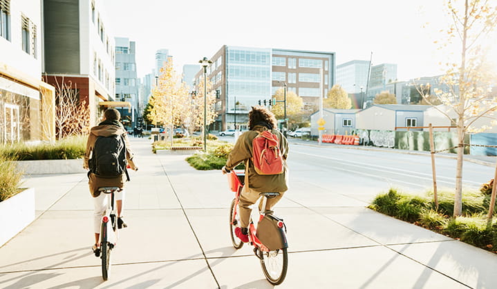 Dos personas andando en bicicleta centrados en los valores de ESG y opciones de inversión.