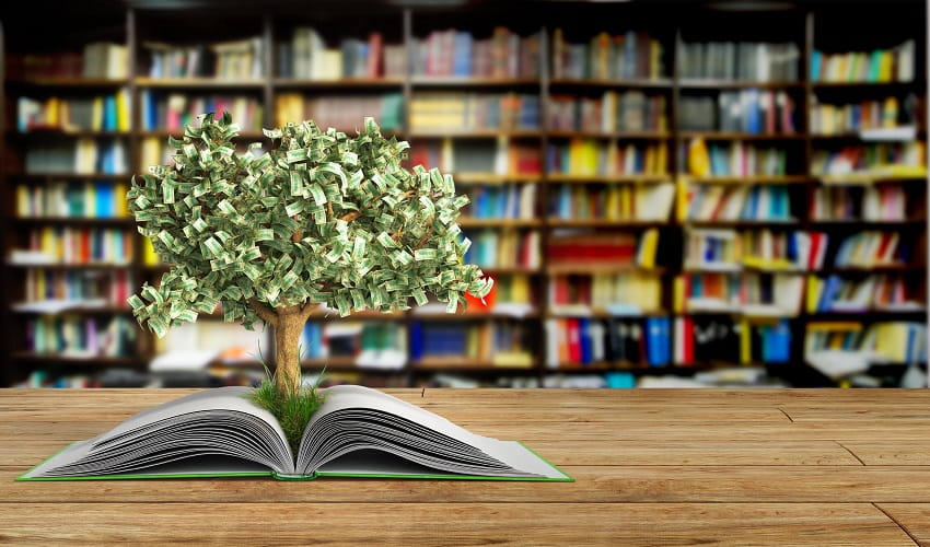Un árbol de dinero que surge de un libro para mostrar cómo mejorar sus habilidades financieras comienza con un presupuesto.