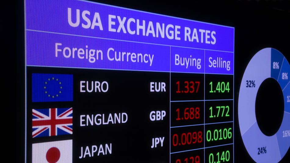 Teletipo de mercado de valores que muestra el tipo de cambio de moneda global