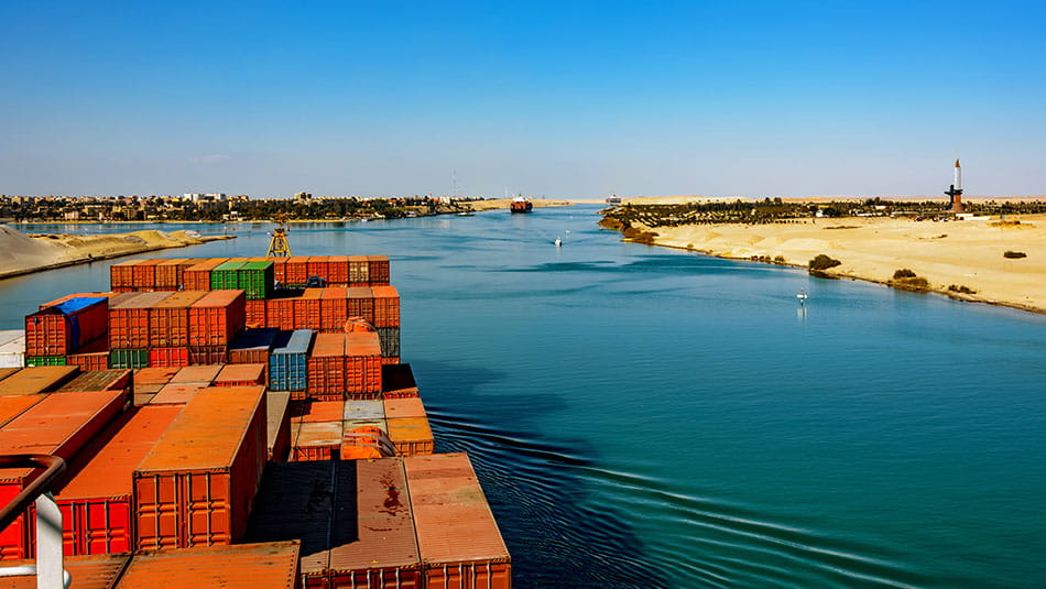 Buque de carga navegando por el Canal de Suez.