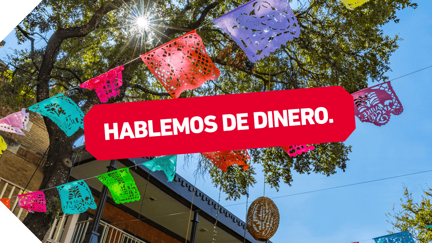 Hablemos de la pancarta del dinero sobre las coloridas banderas festivas que cuelgan de los cables